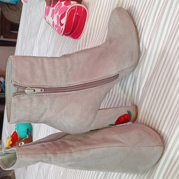 Booties - Picture 4 of 4